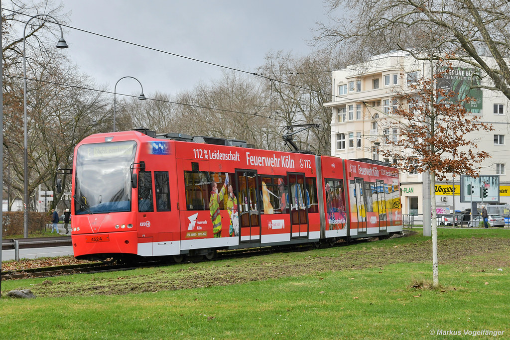 4524 ist Kölns neue Feuerwehr-Bahn. Die Kölner Feuerwehr feiert in diesem Jahr ihr 150-jähriges Bestehen. Zu diesem Anlass wurde 4524 im Feuerwehr-Design gestaltet. Hier zu sehen kurz vor der Haltestelle Moltkestraße am 02.02.2022.