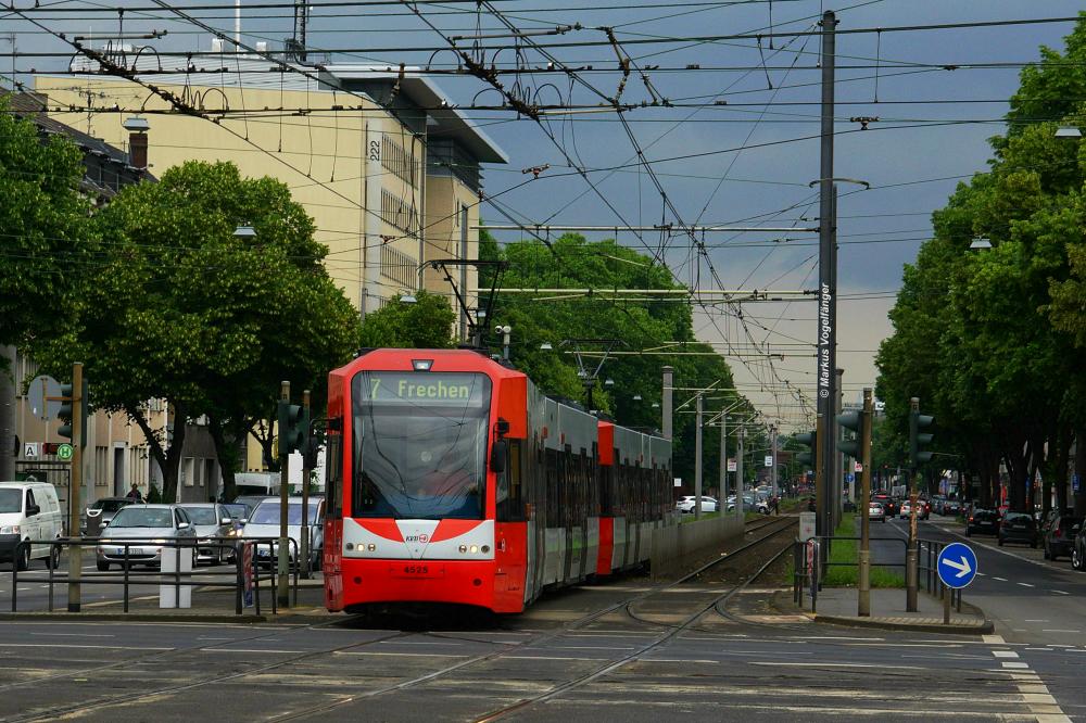 4525 als Linie 7 auf der Kreuzung Aachener Str./Gürtel am 28.05.2014.