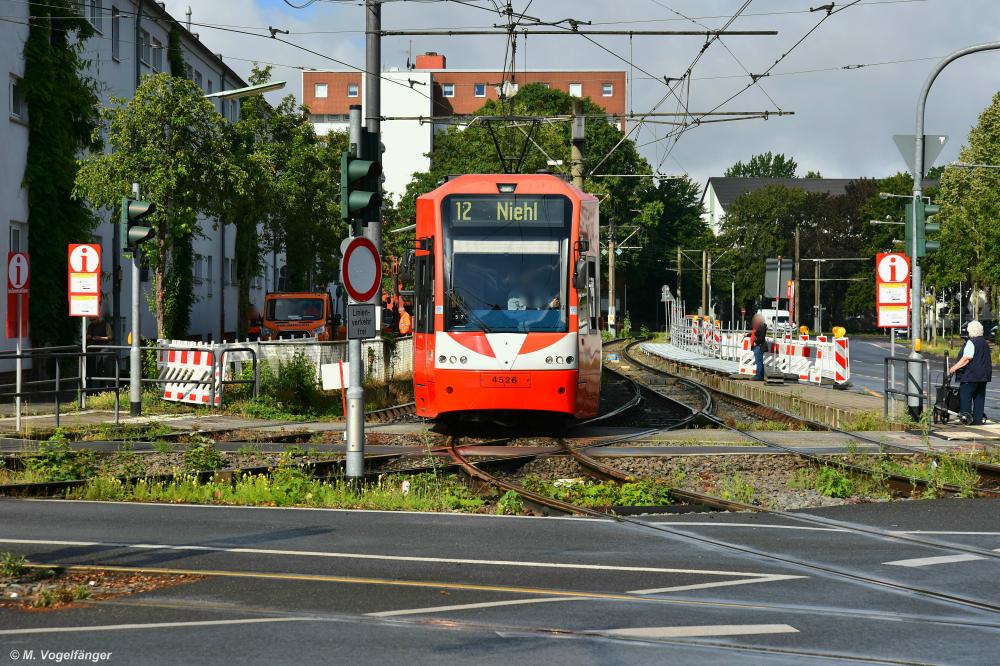 4526 als Linie 12 von Chorweiler kommend auf dem Weg nach Niehl auf der Kreuzung Wilhelm-Sollmann-Straße/Neusser Straße am 29.06.2020. 