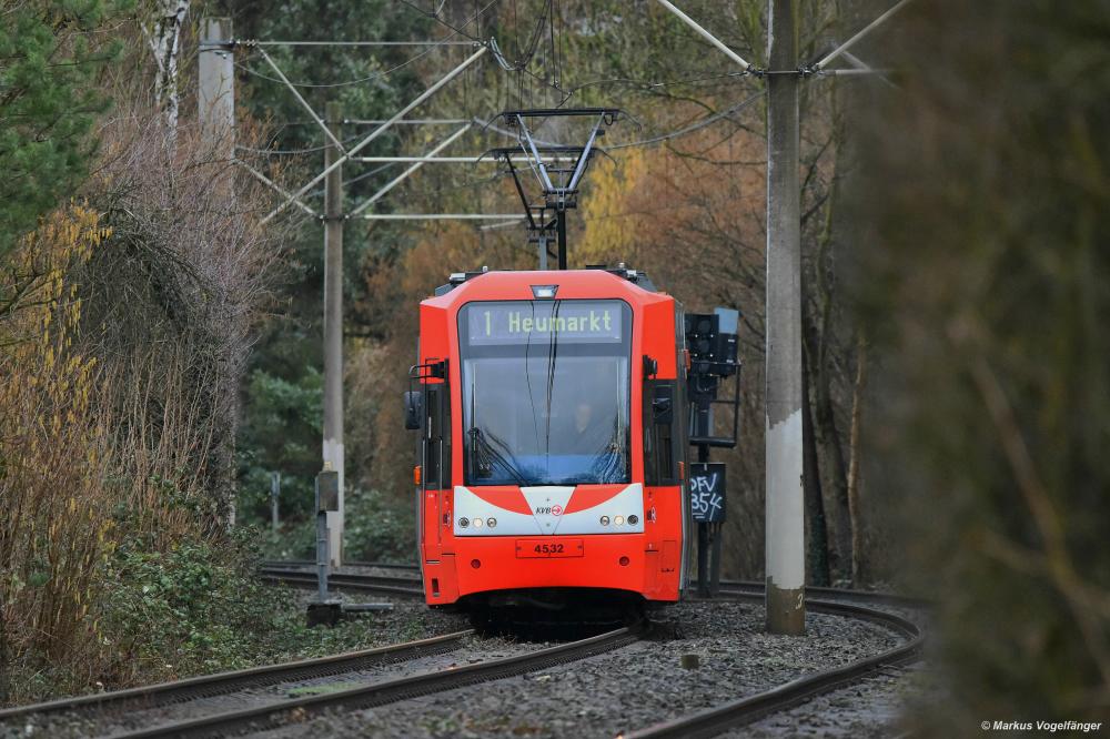 4532 als Linie 1 mit dem Fahrtziel Heumarkt kurz nach der Haltestelle Flehbachstraße am 03.03.2019. 