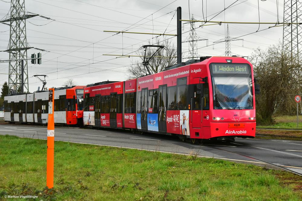 4539 wurde am vergangenen Wochenende eine neue Ganzreklame  AirArabia  angebracht. Hier zu sehen in Weiden am 25.03.2019.