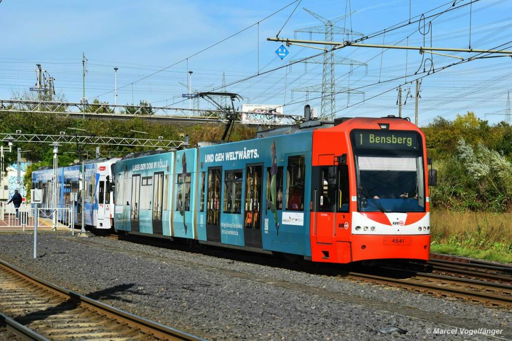 4541 wurde eine neue Gestaltung  weltwärts.de  angebracht. Hier zu sehen in Köln Weiden West am 01.10.2021.