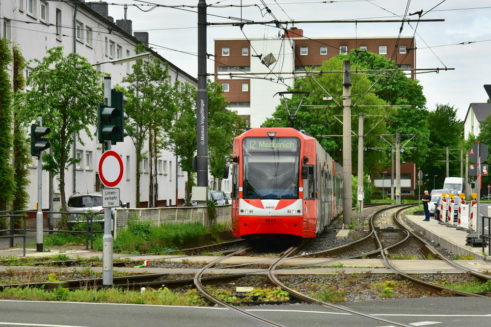 4544 von Chorweiler kommend auf dem Weg nach Merkenich auf der Kreuzung Wilhelm-Sollmann-Straße/Neusser Straße am 28.04.2018.