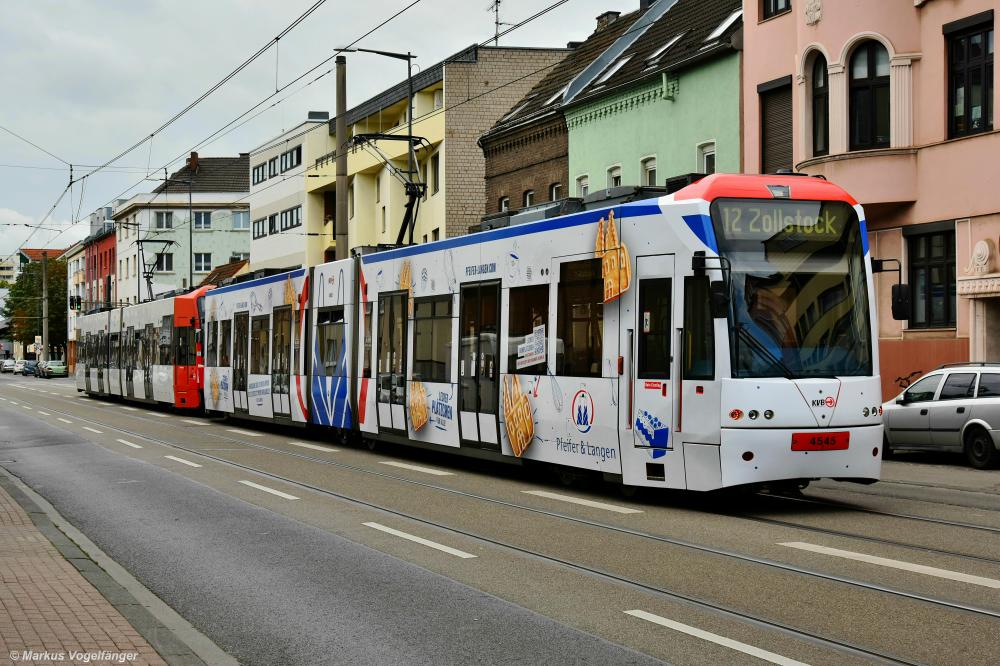 4545 trägt eine neue Ganzreklame für  Pfeifer und Langen . Hier zu sehen auf der Neusser Straße am 28.08.2020.