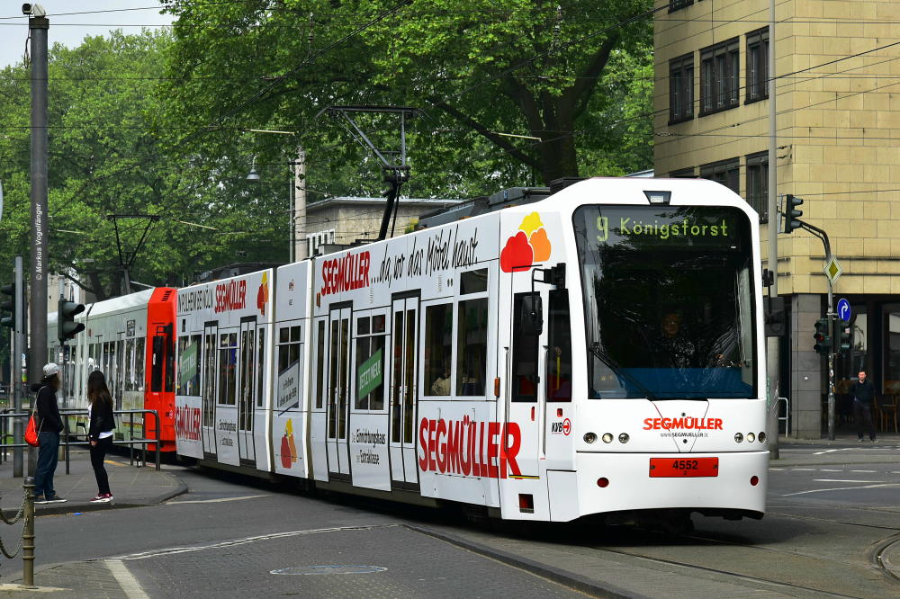 4552 wurde als 36. Fahrzeug eine neue Ganzreklame für das Möbelhaus  Segmüller  angebracht. Hier zu sehen auf dem Neumarkt am 07.05.2017.
