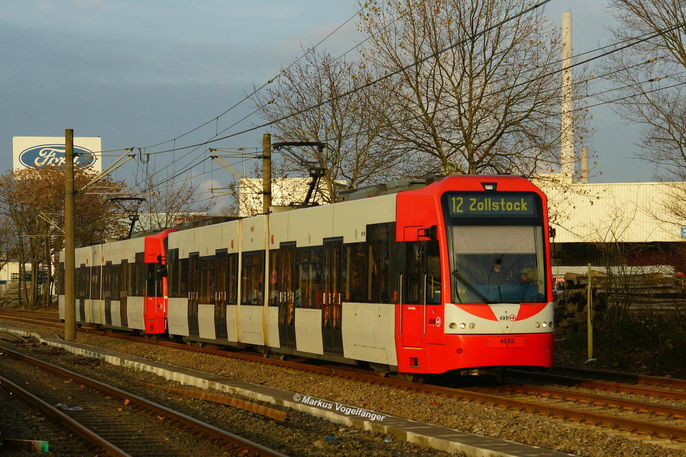 4553 auf den neuen Gleisen zwischen den Haltestellen Geestemünder Straße und Fordwerke Süd am 27.11.2013.