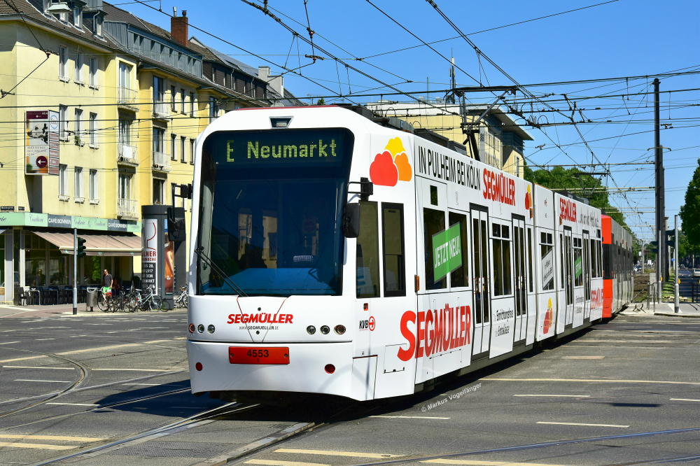 4553 wurde als 49. Fahrzeug eine neue Ganzreklame für das Möbelhaus  Segmüller  angebracht. Hier zu sehen auf der Kreuzung Aachener Str./Gürtel am 27.05.2017.
