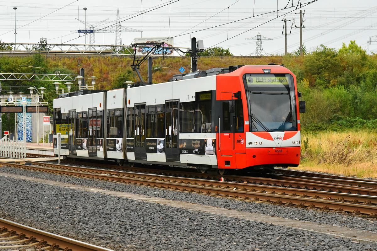 4558 wurde eine neue Teilreklame  DeRucci  angebracht. Hier zu sehen in Weiden West am 15.07.2019.