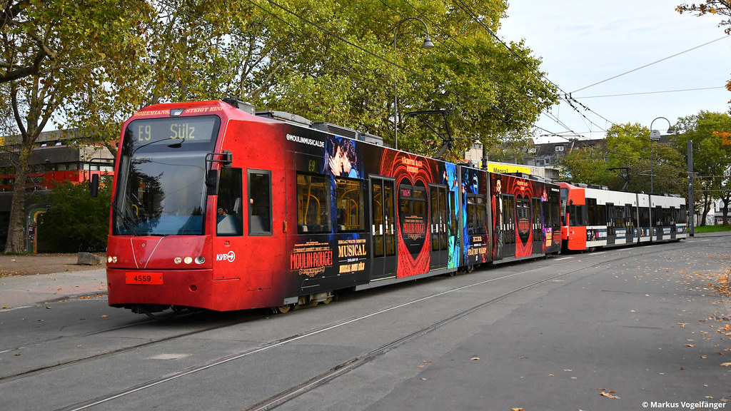 4559 wurde eine neue Ganzreklame für das Musical  Moulin Rouge!  angebracht. Hier zu sehen an der Universität in Köln am 23.10.2022.