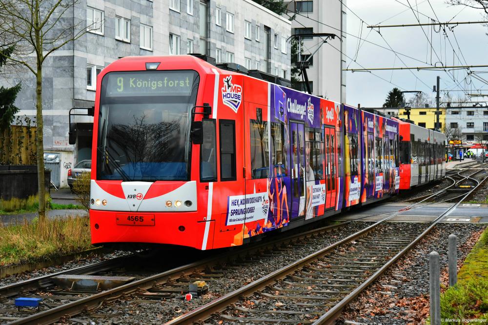4565 wurde eine neue Ganzreklame  Eifelpark/Jump House  angebracht. Hier zu sehen in Sülz am 02.03.2020.