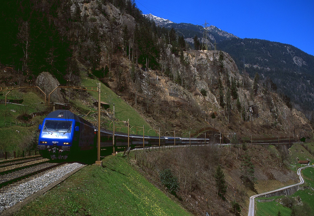 460 007, bei Intschi südwärts am Gotthard, 10.04.2007, IR 2271.