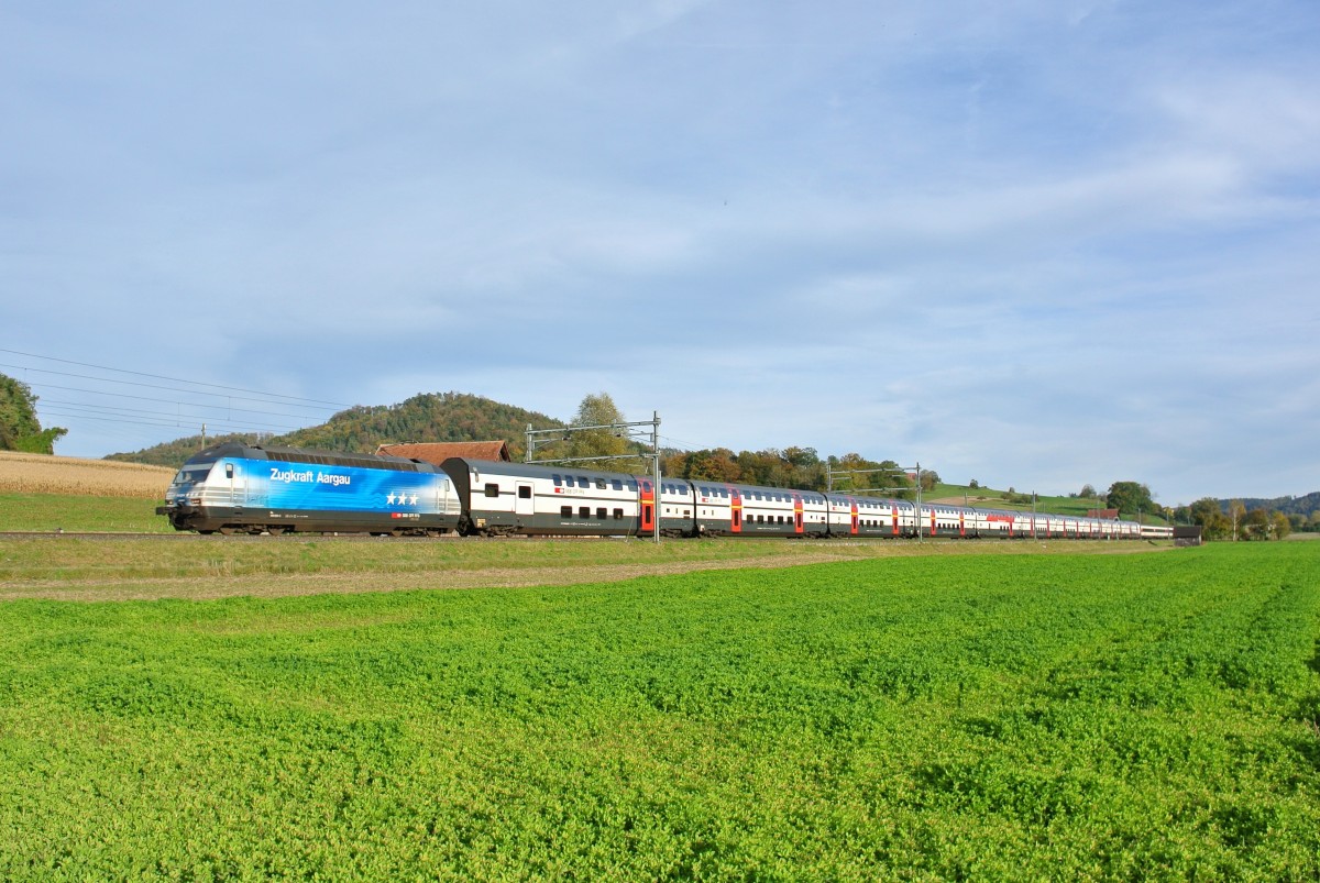 460 024-3  Zugkraft Aargau  mit dem IC 732 bei Elgg, 17.10.2012.