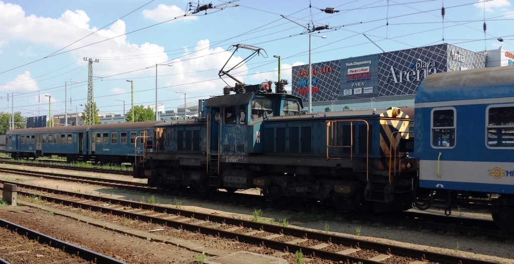 460 036-5 der MAV beim rausziehen eines Personenzuges aus Budapest keleti-pu am 04.08.2015.