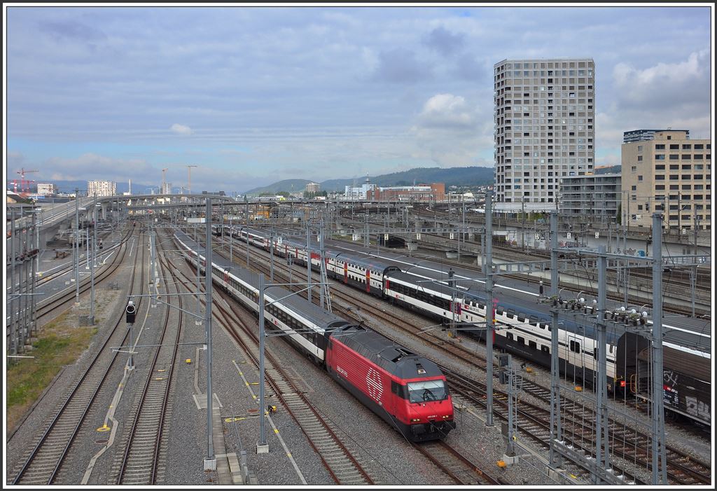 460 039-1 mit einem IC auf dem Weg zum Hauptbahnhof in Zürich Hardbrücke.  (24.09.2015)