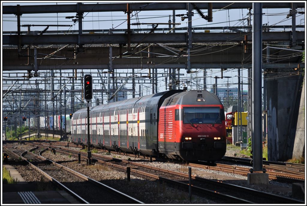460 049-0mit einem IR nach Zürich HB in Muttenz (04.09.2014)