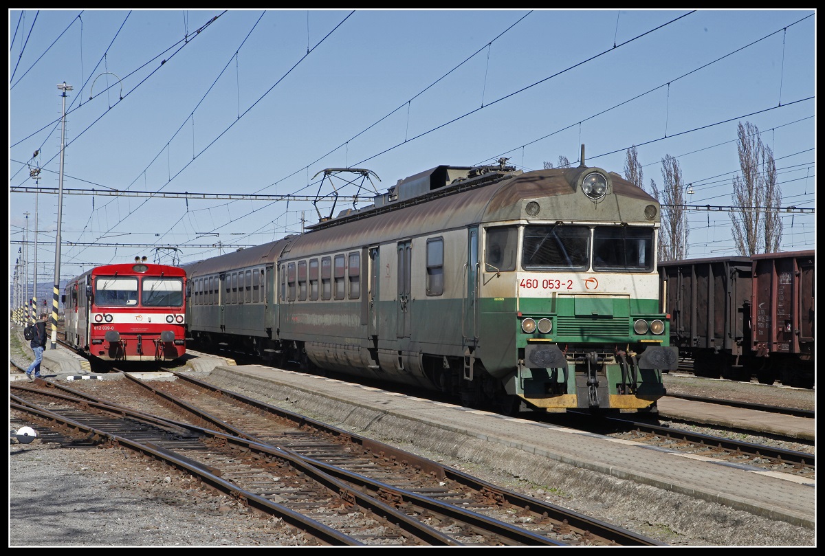 460 053 und 812 039 nebeneinander in Michalany am 27.03.2019.