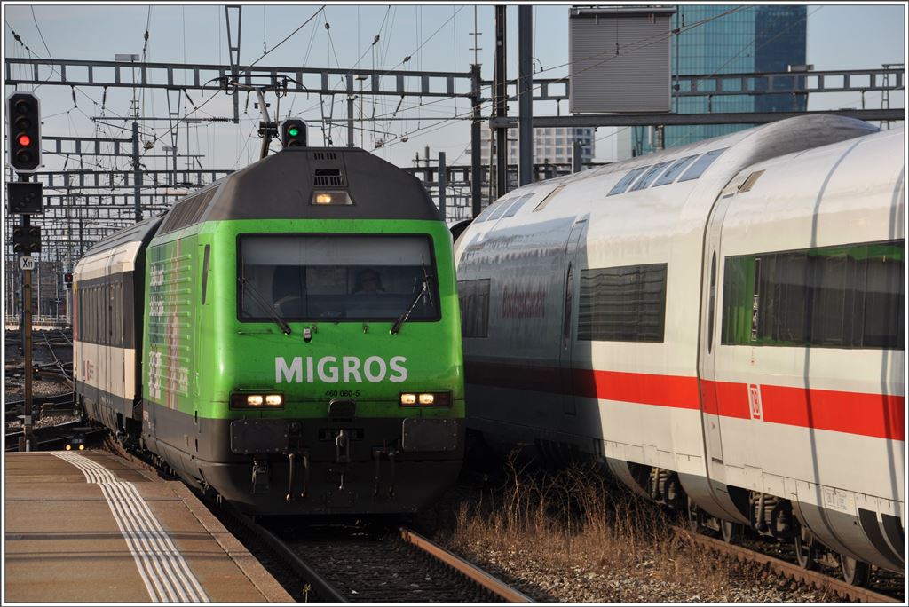 460 080-5  Migros  fährt in Zürich HB ein, daneben ICE 70 nach Hamburg. (13.12.2015)