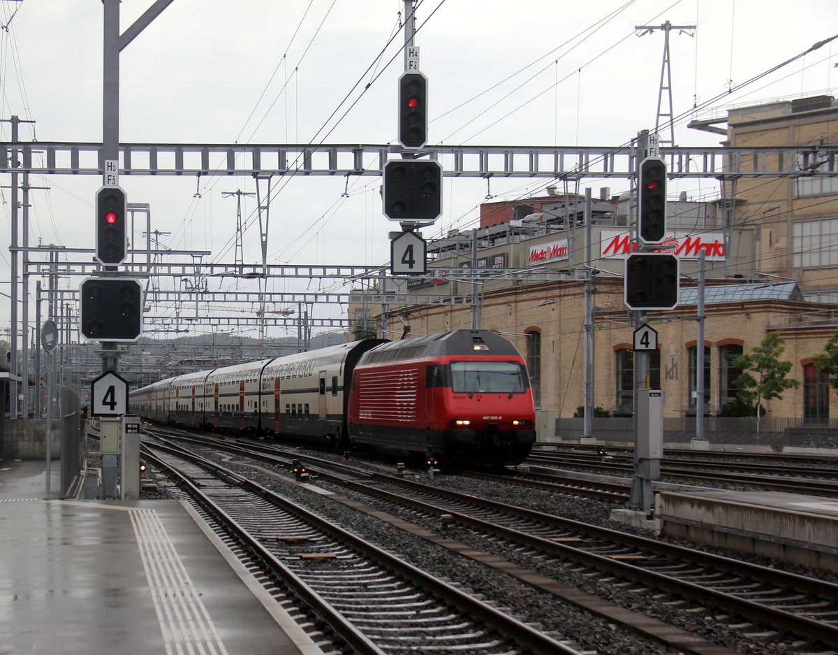 460 089-6 von SBB kommt Schweizer Personenzug fährt in den Bahnhof von Winterthur(CH) ein.
Aufgenommen vom Bahnsteig 3 in Winterthur(CH). 
Bei Regenwetter am Abend vom 27.7.2019.