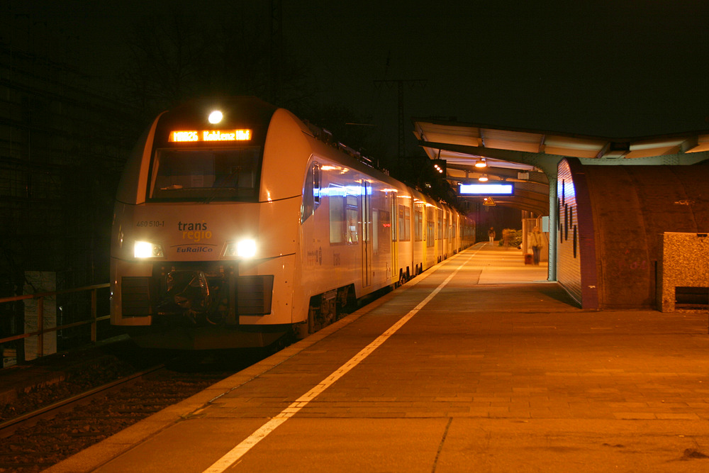 460 510 und 460 501 am 20.11.2010 zu abendlicher Stunde im Bahnhof Köln Süd.