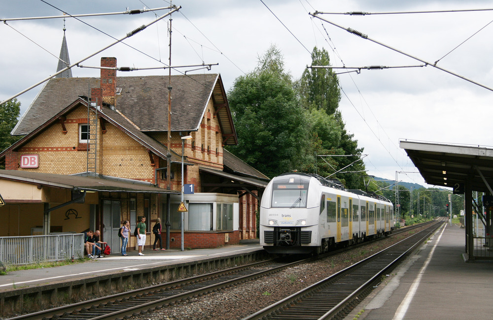 460 513 hält auf seinem Weg nach Köln Messe / Deutz auch in Bad Breisig.
Aufgenommen am 2. August 2009.