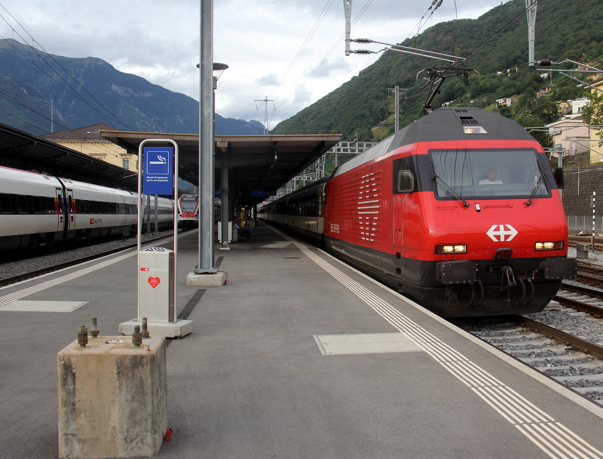 460 von SBB fährt mit einem Schweizer Personenzug und verlässt den Bahnhof von Bellinzona(CH).
Aufgenommen vom Bahnsteig 3 in Bellinzona(CH).
Am Abend vom 28.7.2019.