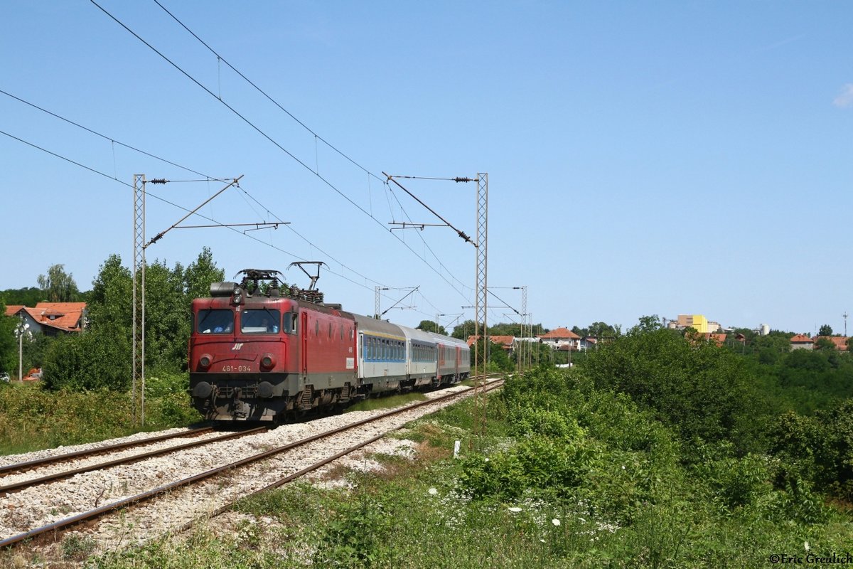 461 034 mit dem B491 Belgrad-Sofia kurz hinter Velika Plana am 07.07.16.