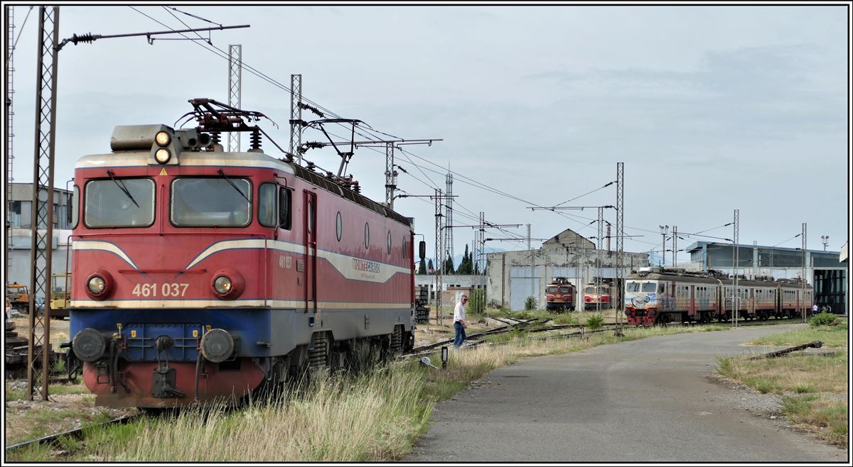 461-037, 461-030, 461-043 und Triebzug der Rigaer Wagonbaufabrik 6 111 042/412-042 im BW Podgorica. (17.07.2019)