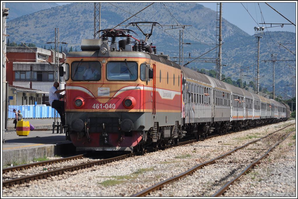 461 040 hat den Nachtschnellzug aus Belgrad nach Podgorica gebracht, bevor es nach kurzem Stop weitergeht ans Mittelmeer nach Bar.(14.08.2014)