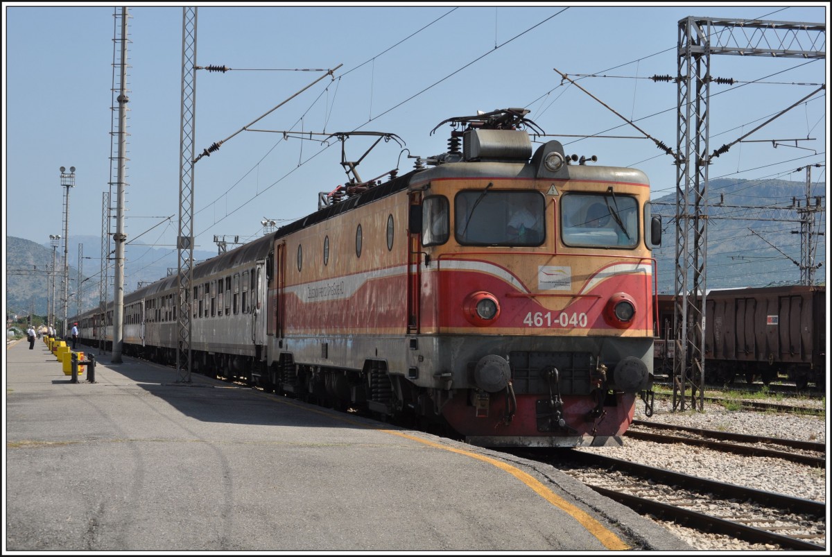 461 040 verlässt mit dem Nachtzug aus Belgrad den Bahnhof Podgorica Richtung Bar. (14.08.2014)