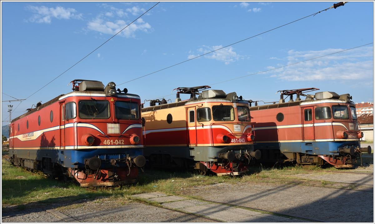 461-042, 461-043 und 461-037 vor dem Depot Podgorica. Aufnahme von öffentlichem Fussweg. (01.08.2016)