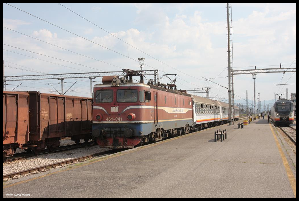 461041 fährt hier am 16.5.2017 mit dem D nach Belgrad um 16.04 Uhr in Podgorica ab.