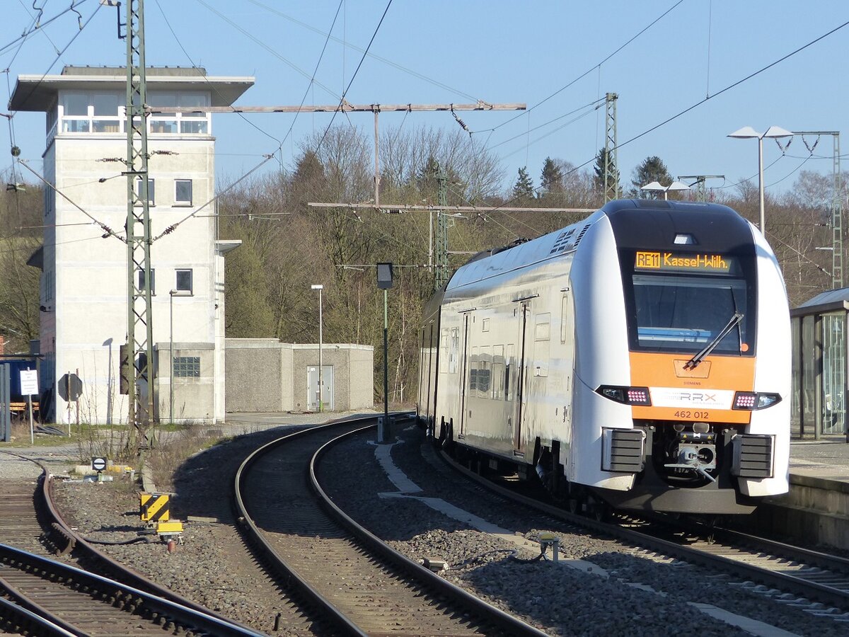 462 012 verlässt Altenbeken als RE 11 nach Kassel=Wilhelmshöhe; links das Stellwerk Af, 25.03.20