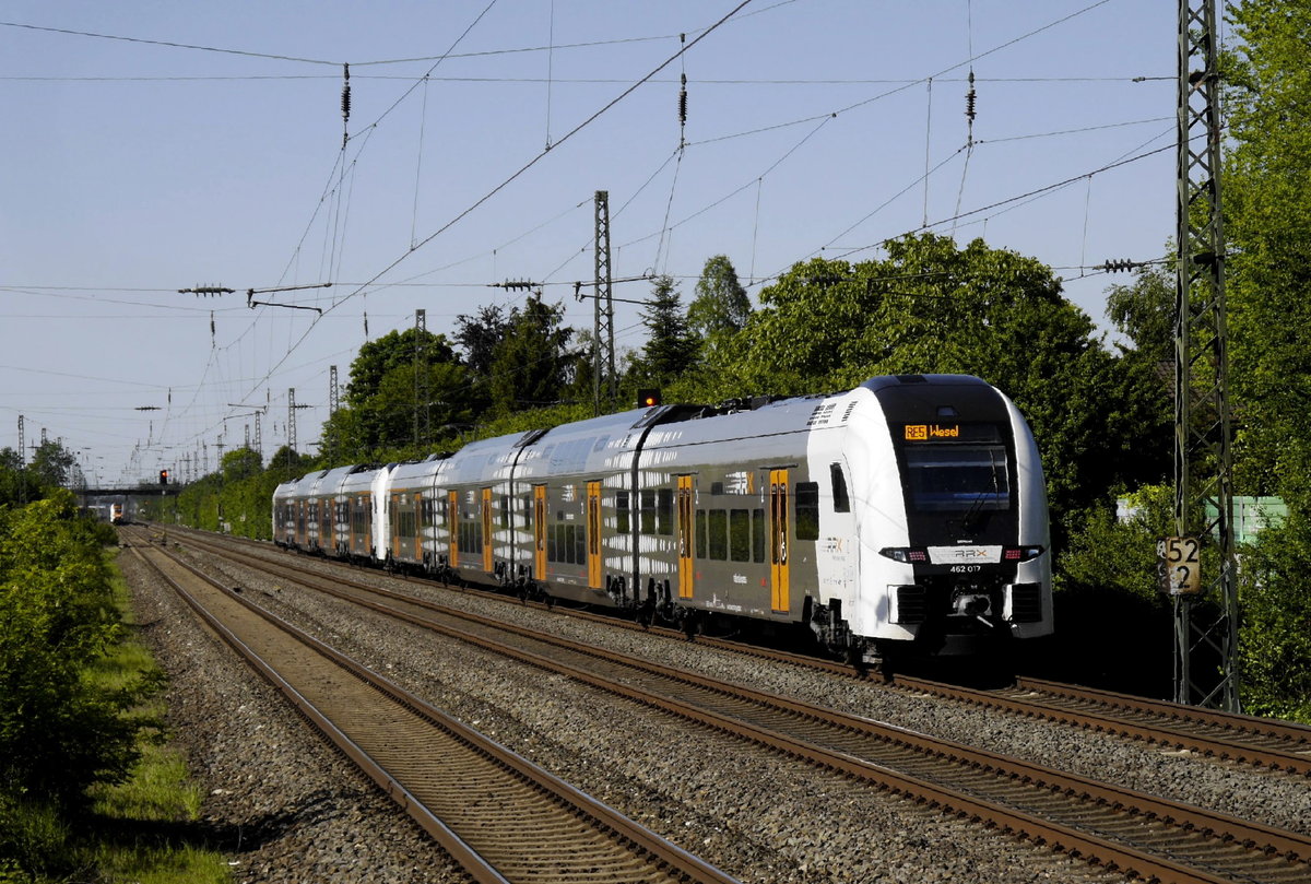 462 015 (links im Hintergrund), 016 und 017 bei Düsseldorf-Angermund, 13.5.19. Der von Abellio betriebene RE 11 Düsseldorf-Kassel war gerade auf dem S-Bahn-Gleis durchgefahren, als der um 32 Minuten verspätete RE 5 Koblenz - Wesel die Stelle auf dem Ferngleis passierte. Ein Umlauf des RE 5 wird im Vorlaufbetrieb mit einem RRX-Zug von National Express gefahren. Die Verspätungen, die dieser Umlauf aufweist, lassen für den demnächst anstehenden Betreiberwechsel das Schlimmste befürchten.