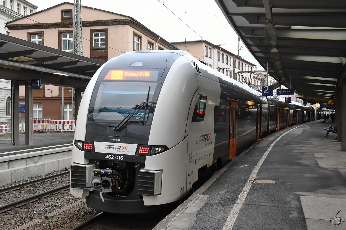 462 016 unterwegs als RE4 nach Dortmund Hbf, hier im Februar 2021 beim Halt am Hauptbahnhof Wuppertal.