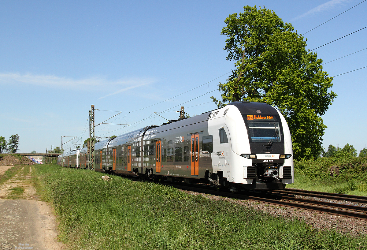 462 017 und 462 016 als RE5 bei Bornheim am 13.05.2019