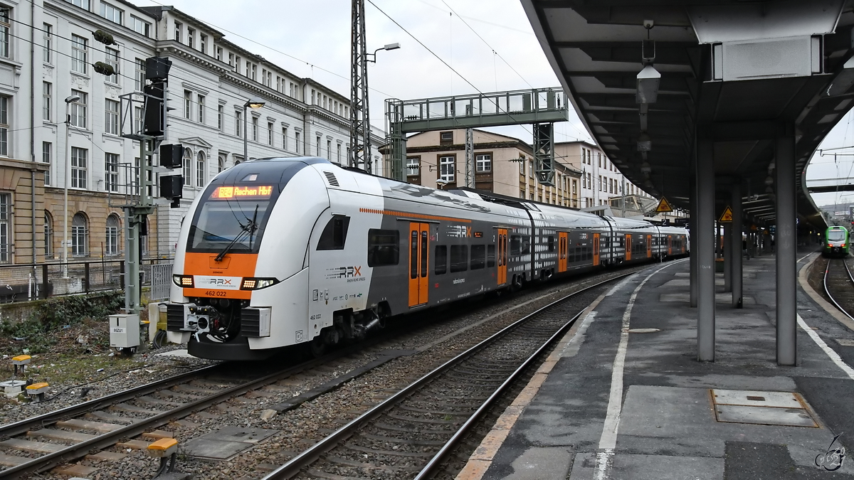 462 022 unterwegs als RE4 nach Aachen Hbf, hier im Februar 2021 bei der Abfahrt vom Hauptbahnhof Wuppertal.