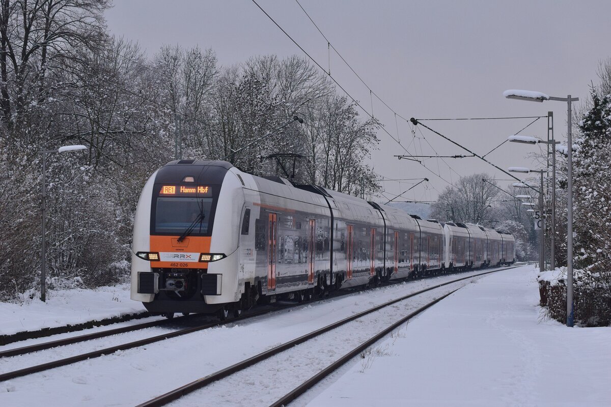 462 026 rauscht als RE1 in Richung Köln durch Eschweiler Nothberg. Der Haltepunkt wurde 2009 durch den neuen Haltepunkt an der Euregiobahn Strecke ersetzt. Trotz all den Jahren ist der Zustand des Haltepunktes erstaunlich gut. 

Eschweiler 21.01.2023