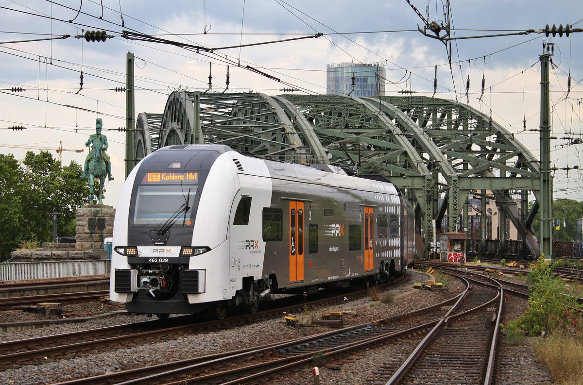 462 029-0 fährt am 12.07.2019 als RE5 (RE28525)  Rhein-Express  von Wesel nach Koblenz Hauptbahnhof in den Kölner Hauptbahnhof ein.