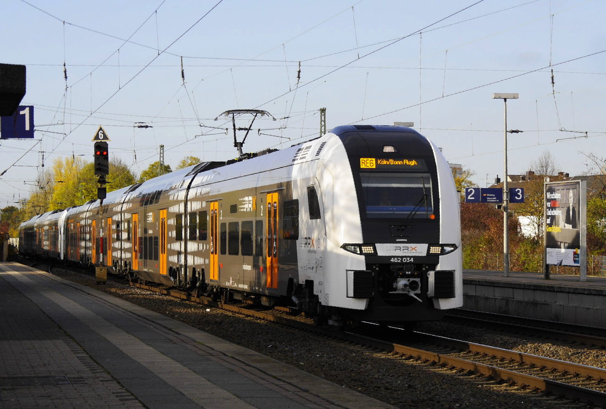 462 034 und 037 durchfahren die S-Bahn-Station Neuss-Norf am 8.11.19. Einen Umlauf des RE 6 fährt National Express mit Desiro HC im RRX-Vorlaufbetrieb im Auftrag von DB Regio. Es wird wohl leider nur ein kurzes Gastspiel bleiben. 