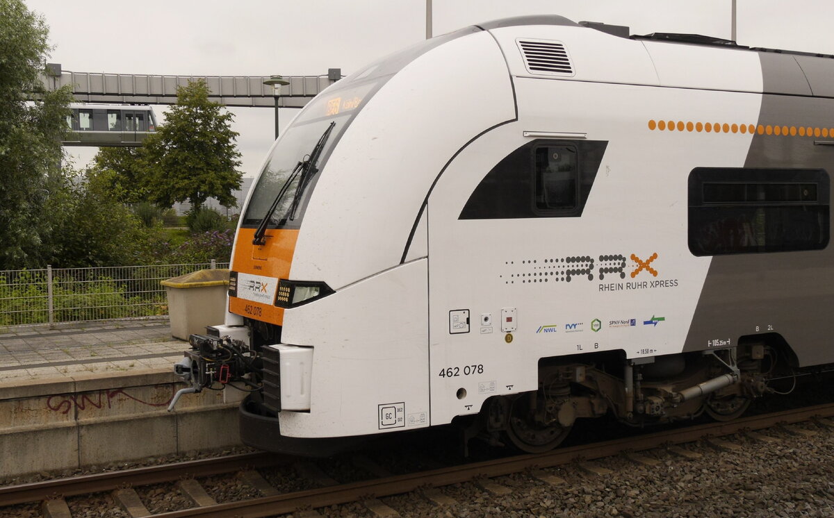 462 078 als RE 6 zum Konkurrenten (Flughafen Köln/Bonn) im Düsseldorfer Flughafenbahnhof am 1.9.21. Im Hintergrund der Skytrain zum Terminal.