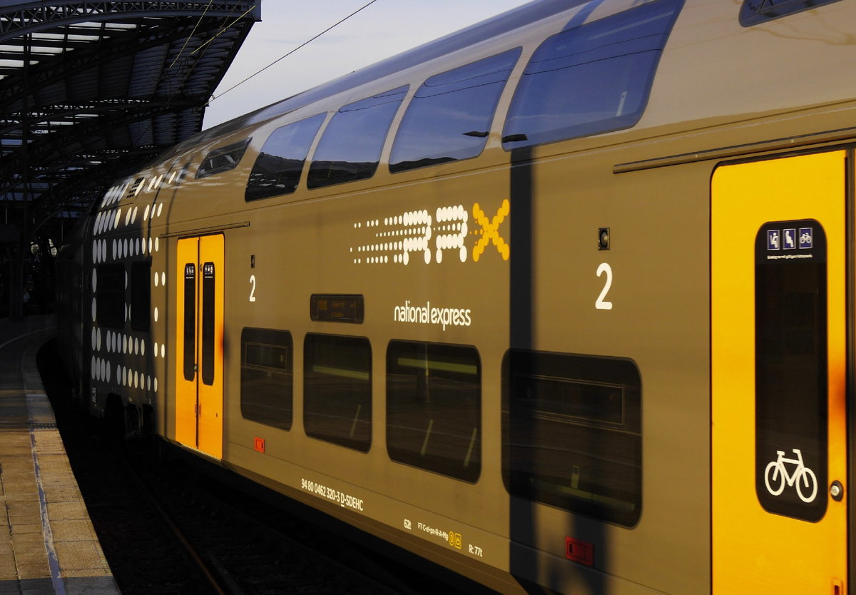 462 320, einer der beiden doppelstöckigen Mittelwagen des RRX-Desiro HC mit der Ordnungsnummer 20, fährt am späten Nachmittag des 16.11.19 in Gleis 9 des Kölner Hbf ein. Der Wagen gehört zu einer Doppeltraktion (462 020 und 026) auf dem RE 5 Wesel - Koblenz.