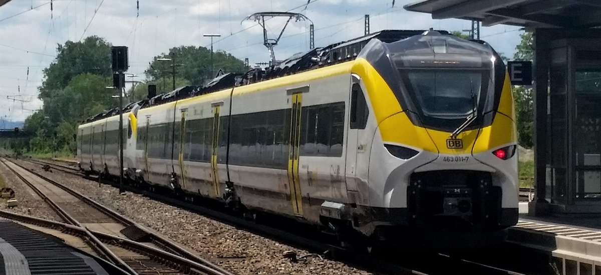 463 003/513 + 463 011/511 verlassen den Bahnhof Lahr (Schwarzwald) als RB17119 (Offenburg - Freiburg(Breisgau) Hbf) (Handybild; 13:21 Uhr).