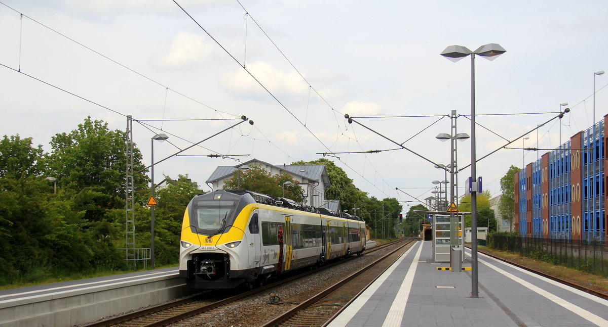 463 008 DB macht eine Testfahrt kommt aus Mönchengladbach-Hbf nach Aachen-Hbf und kommt aus Richtung Mönchengladbach-Hbf,Rheydt-Hbf,Wickrath,Beckrath,Herrath,Erkelenz,Baal,Hückelhoven-Baal,Brachelen,Lindern,Süggerath und fährt durch Geilenkirchen in Richtung Frelenberg,Zweibrüggen,Übach-Palenberg,Rimburg,Finkenrath,Hofstadt,Herzogenrath, Kohlscheid,Richterich,Laurensberg,Aachen-West,Aachen-Schanz,Aachen-Hbf. 
Aufgenommen vom Bahnsteig 2 in Geilenkirchen. bei Sonne und Regenwolken am Nachmittag vom 27.5.2019.