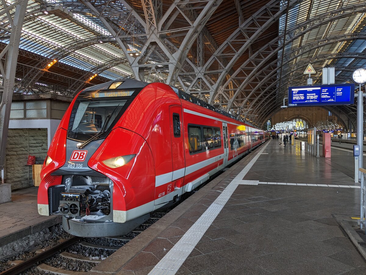 463 106 steht am 20.01.2024 abfahrtbereit in Leipzig Hbf. Er wird als RE 10 nach Frankfurt (Oder) fahren.