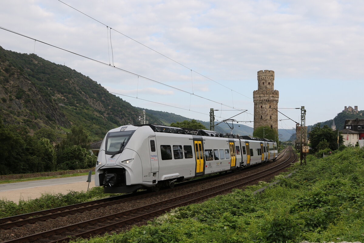 463 303 von  Trans Regio  am 22. Juli 2021 bei der Ausfahrt aus Oberwesel.