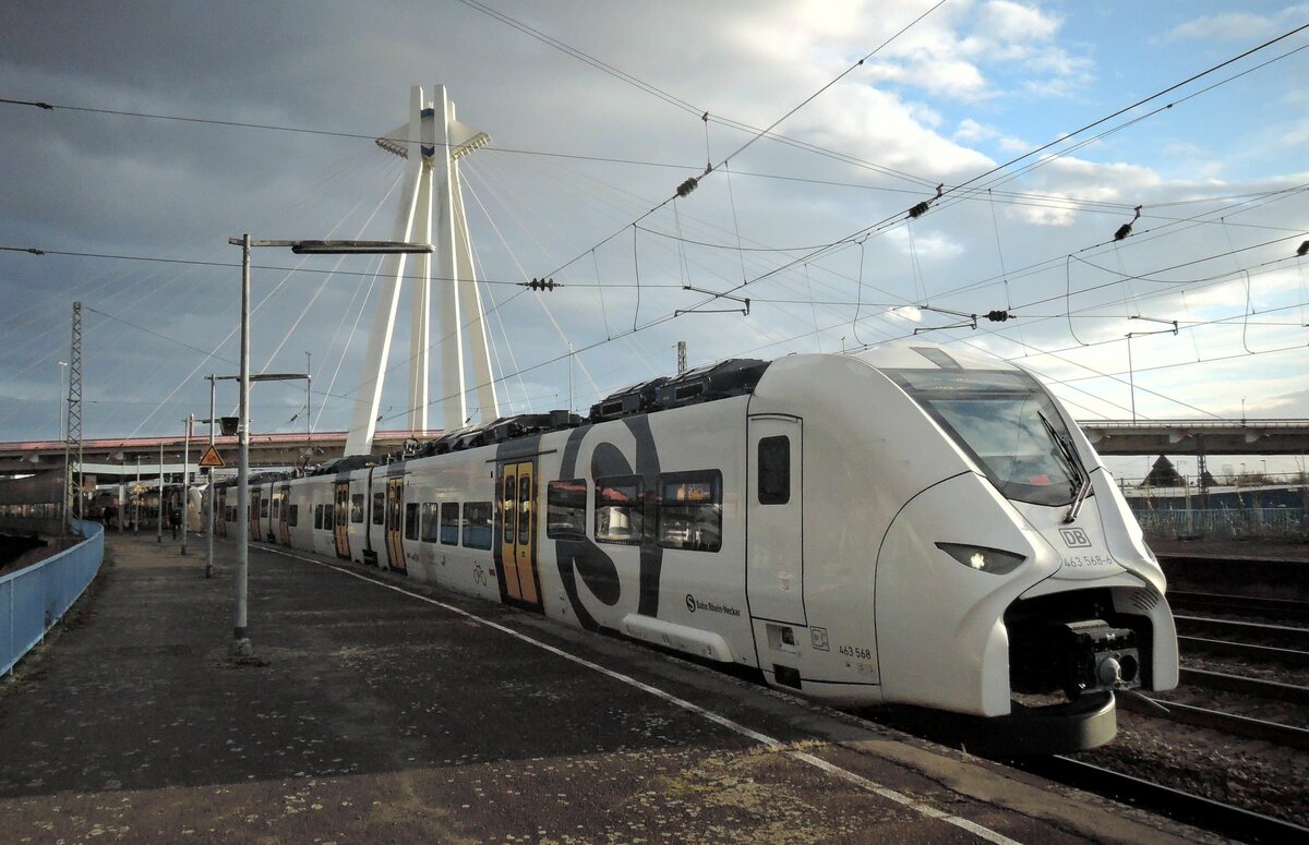 463 568-6 am 25.02.2022 um 16:52 Uhr als S6 von Mannheim nach Mainz im Hauptbahnhof Ludwigshafen. 