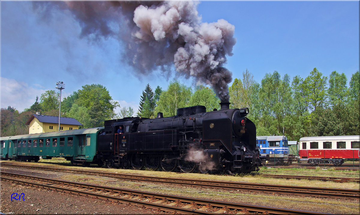 464 008 verlässt mit einen Sonderzug den Bahnhof von Lužná u Rakovníka in Richtung Prag. Aufgenommen am 14.05.2016.