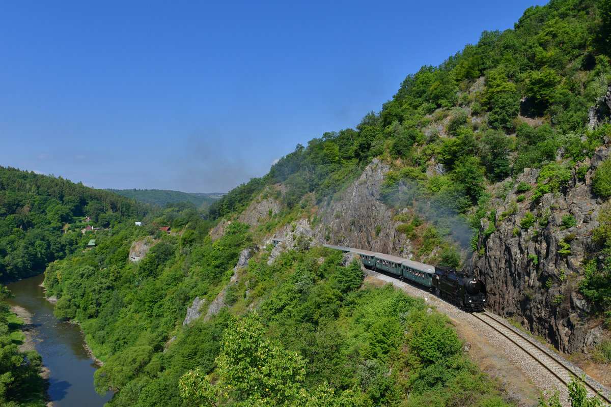 464 102 mit einem Sonderzug am 24.06.2017 bei Petrov u Prahy. 