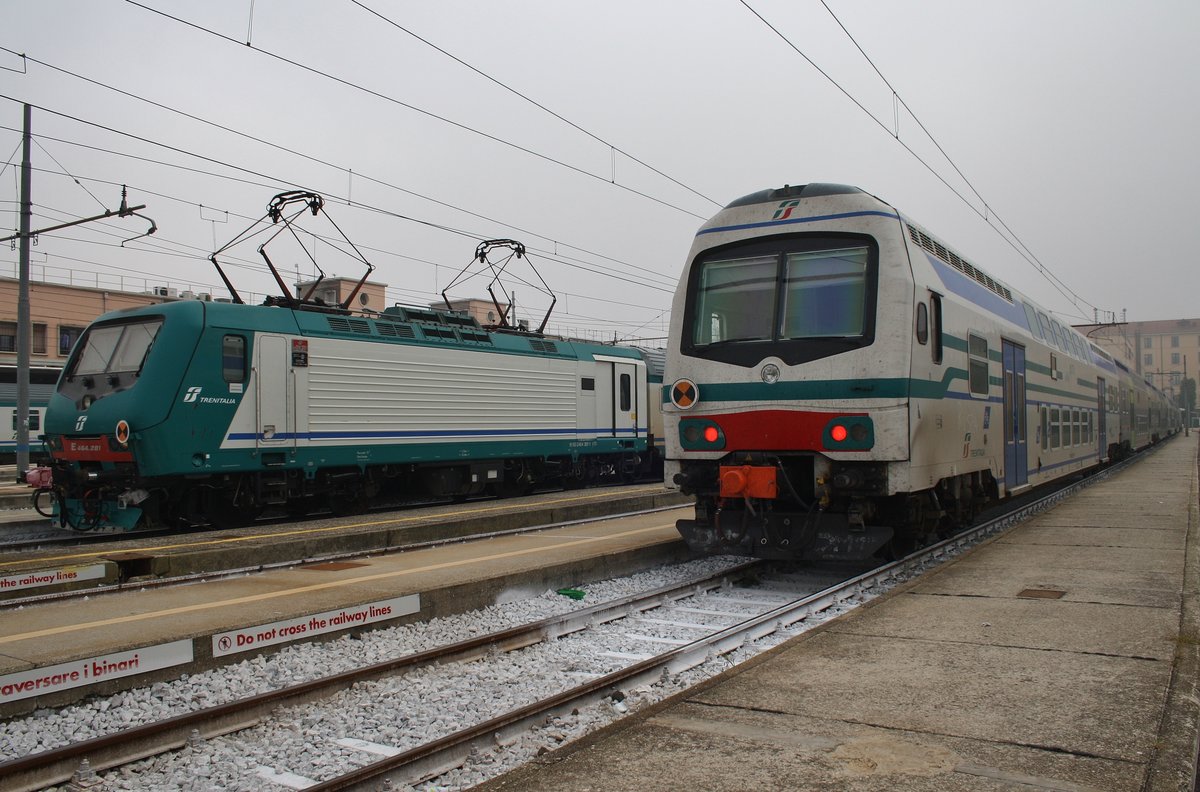 464.281 steht am 1.10.2016 mit dem R2866 nach Conegliano in Venezia Santa Luica, daneben wartet eine abgestellte Dosto-Einheit mit 464.562 auf neue Leistungen. 