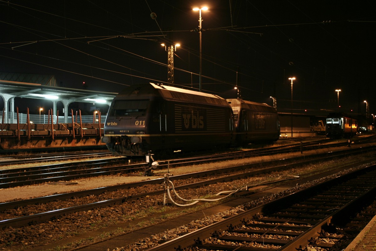 465 011-5 und 465 013-1 verbrachten die Nacht vom 30. auf dem 31.05.14 auf dem Abstellgleisen vor der alten Eilgutrampe in Basel Bad. Bf.